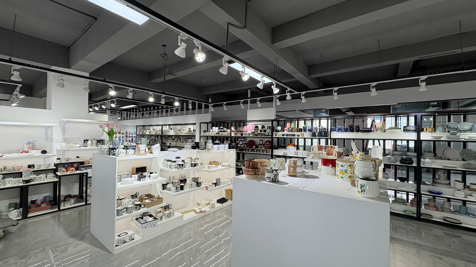 Ceramic tableware in the new showroom
